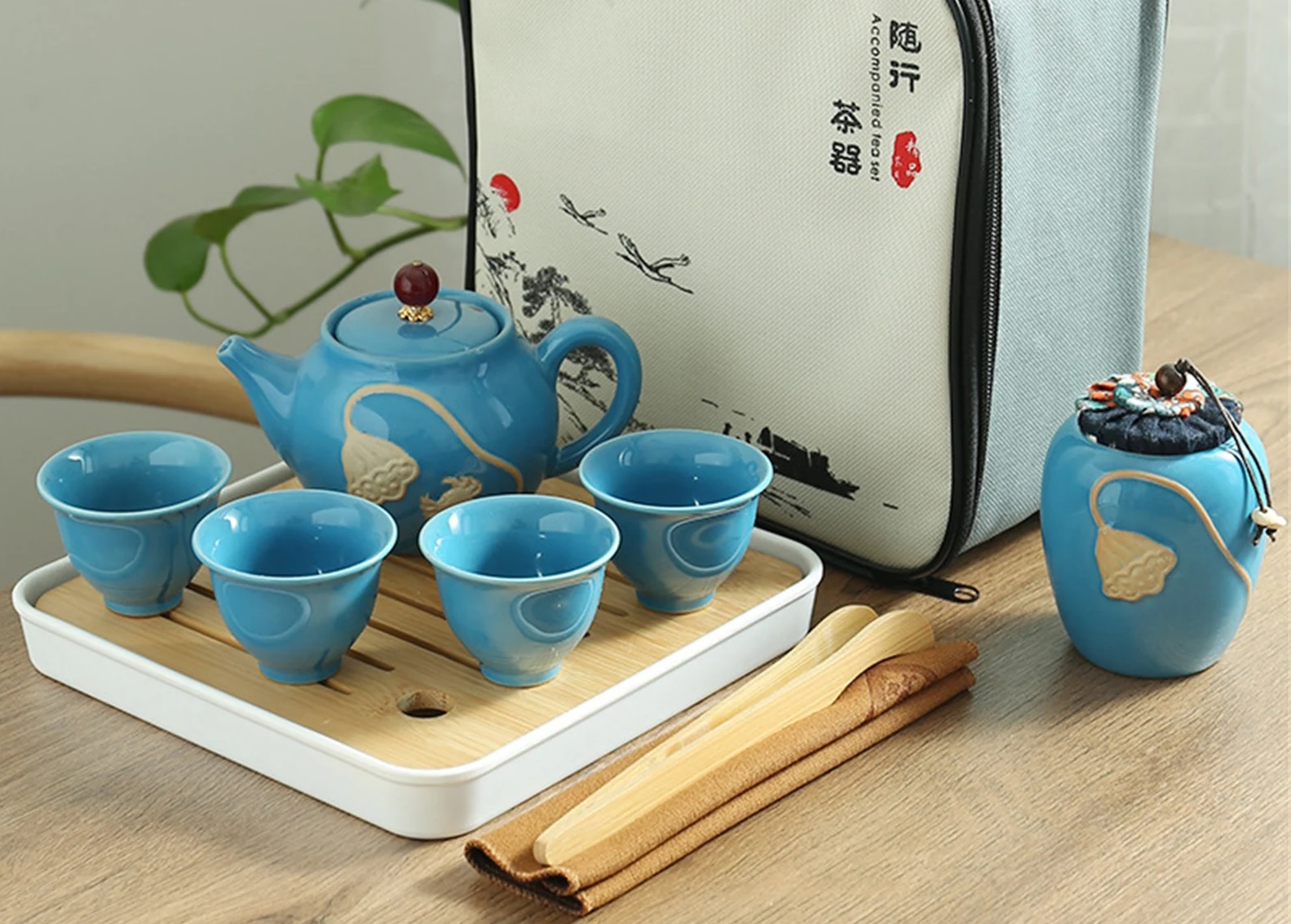 Quà tặng bộ ấm chén nhã nhặn và dễ dàng bày trí trong nhiều không gian nhà ở  Quà tặng bộ ấm chén nhã nhặn và dễ dàng bày trí trong nhiều không gian nhà ở